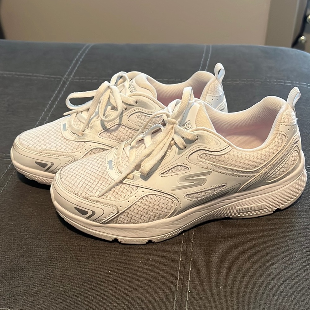 Womens sketchers walking shoe.